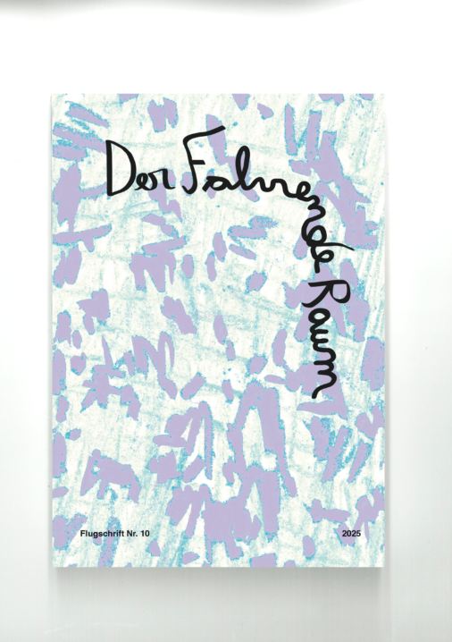 Cover: Hellblaues Muster mit lilafarbenen Formen; handschriftlicher Titel „Der Fahrende Raum“.